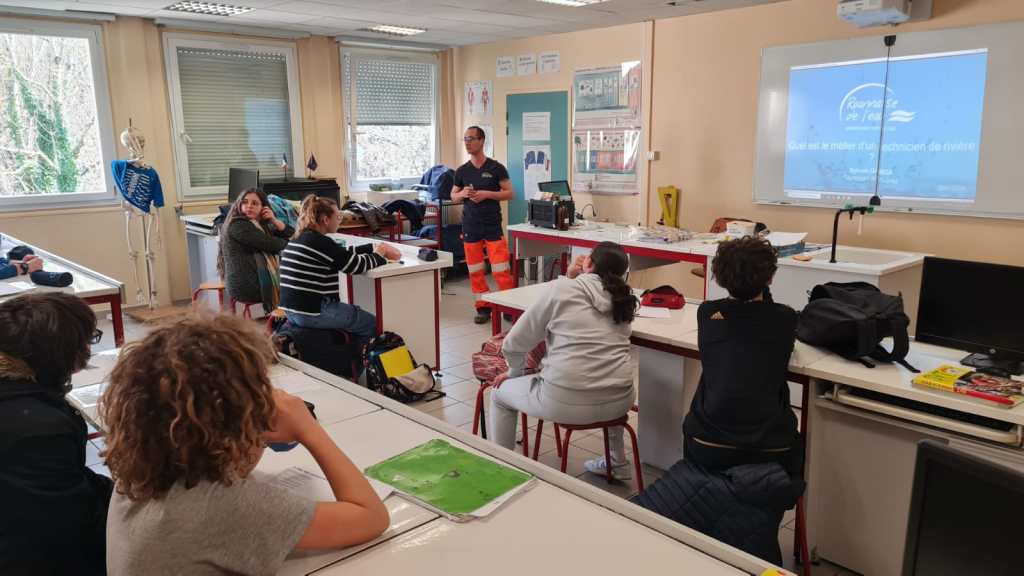 Les 4ème B échangent avec un technicien de&nbsp;rivière